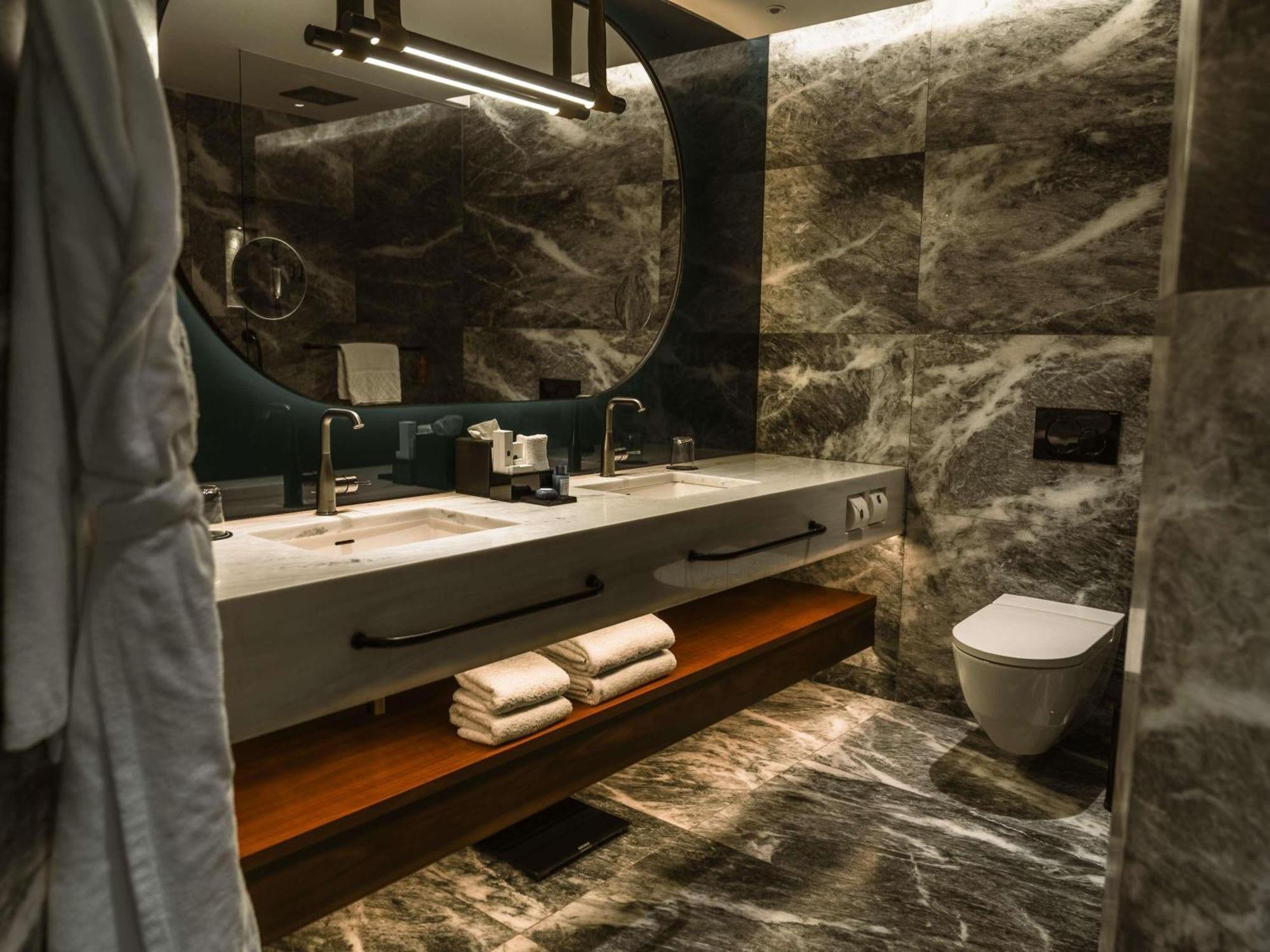 Deluxe King Suite